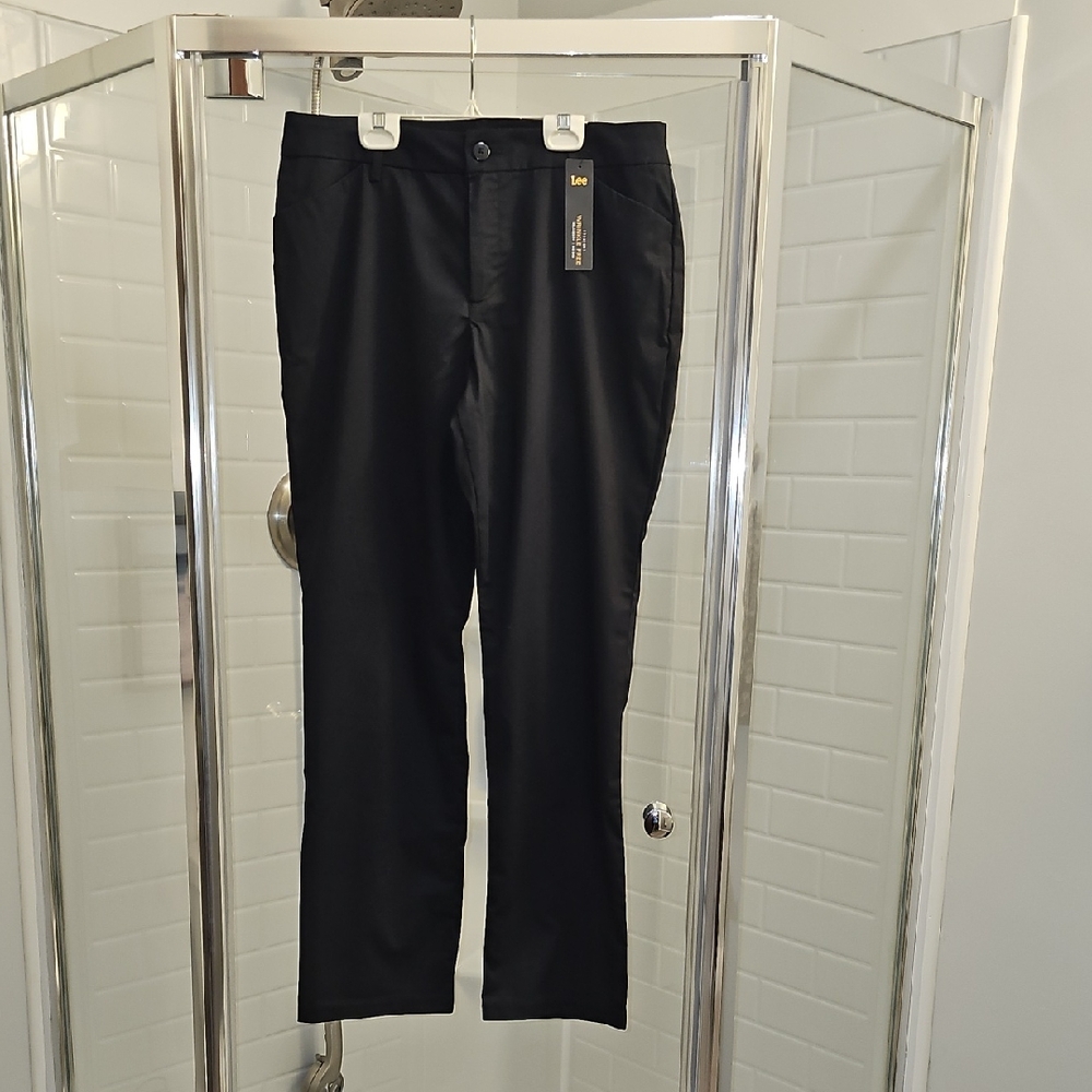Lee Relaxed Fit Straight Leg Mid Rise Black Pants. New With Tags.